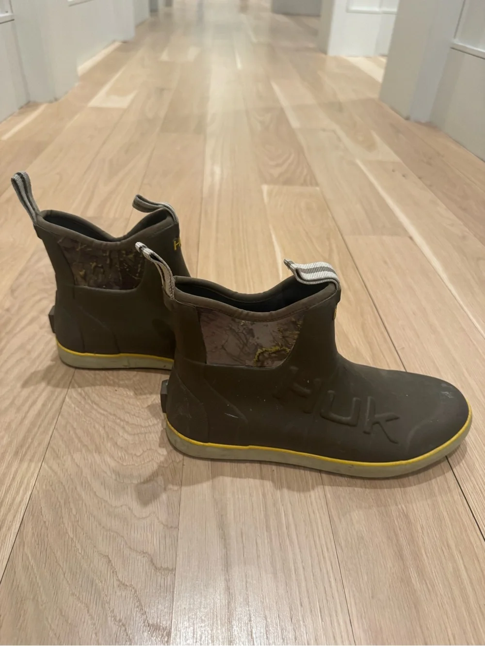 Huk Men’s Olive Rubber Ankle Boots with Yellow Trim - Picture 5 of 10